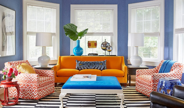 Penggunaan aksen warna-warni cerah untuk memberikan sentuhan berbeda pada ruang tengah